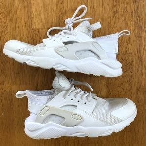 White Nike Huaraches size 1